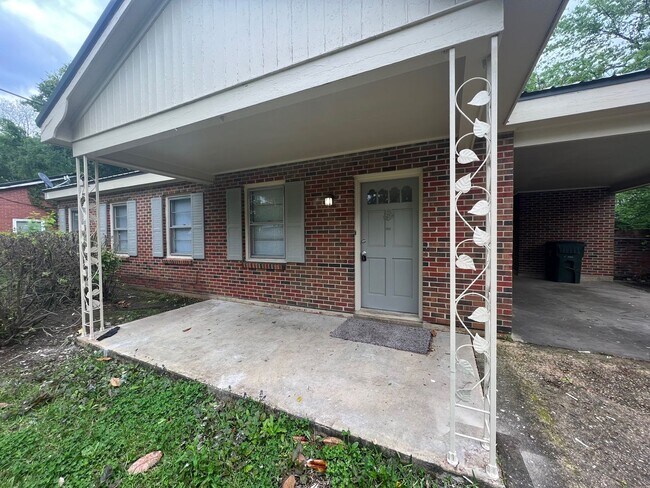 Building Photo - 3 bedroom 1 bathroom single level home