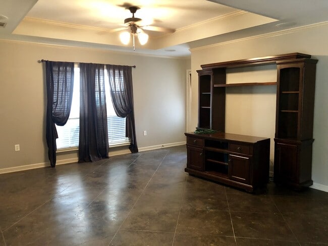 Building Photo - 3 br 2 ba house near park on Dead-end stre...