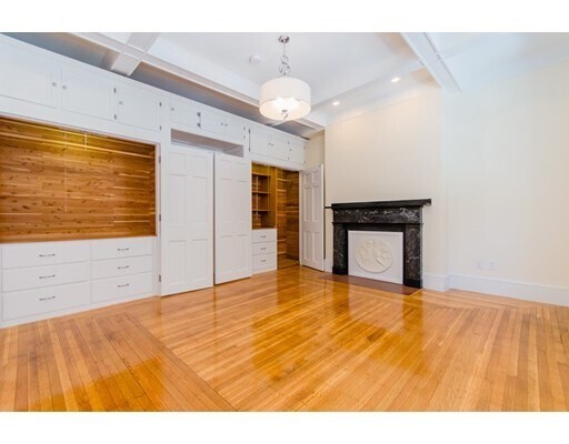 Building Photo - 50 Temple St