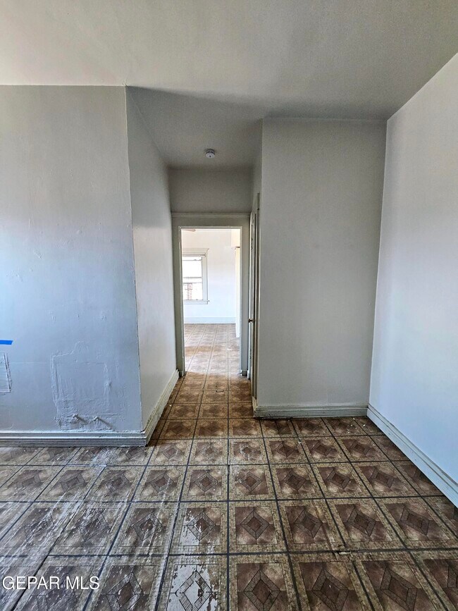 Building Photo - 2526 Yandell Dr