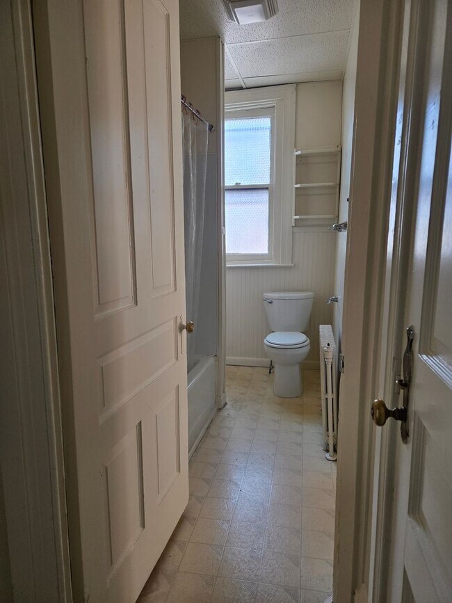 Building Photo - 623 W King St