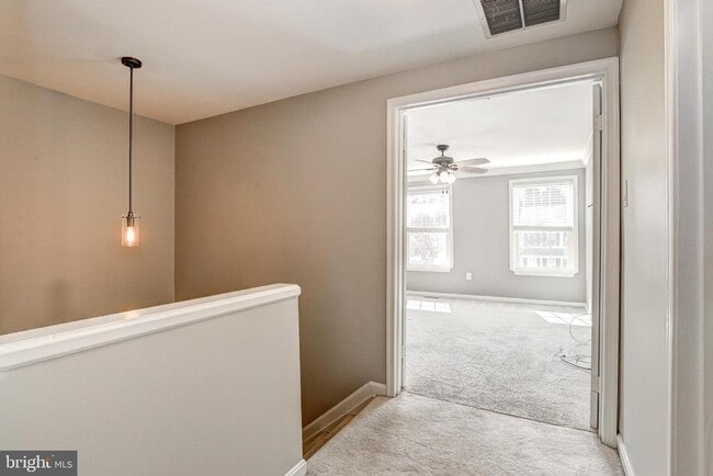 Building Photo - 41 Battersea Bridge Ct