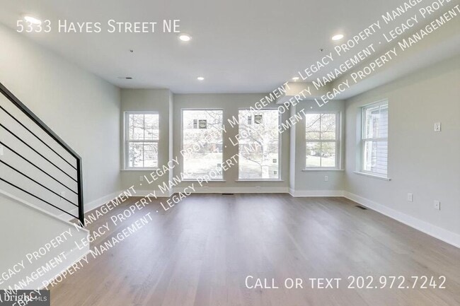 Building Photo - 5333 Hayes St NE