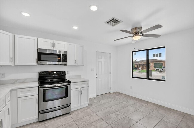 Building Photo - 917 W 2nd St