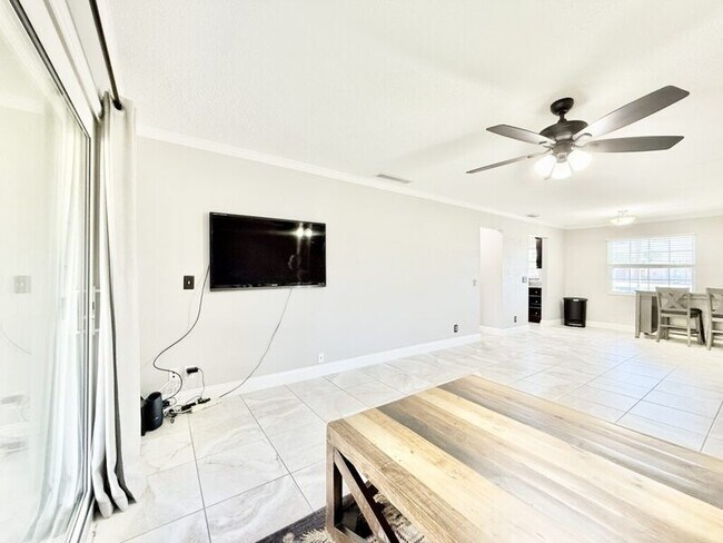 Building Photo - 200 Country Club Dr