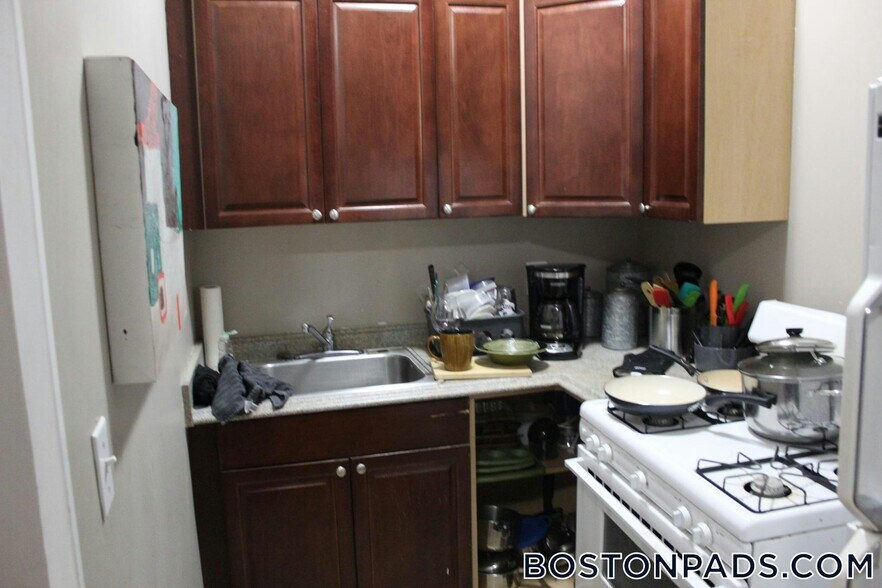 Building Photo - 447 Park Dr