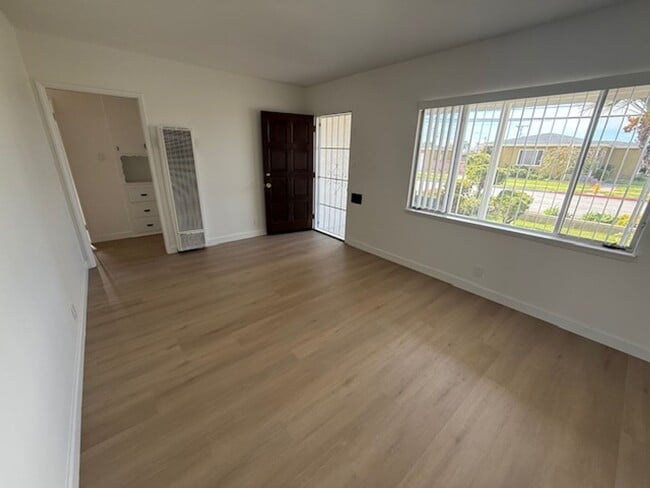 Building Photo - Home in Gardena