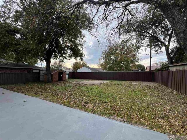 Building Photo - 5026 Lakefront Dr