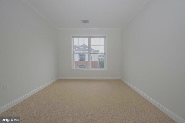 Building Photo - 300 W Elm St