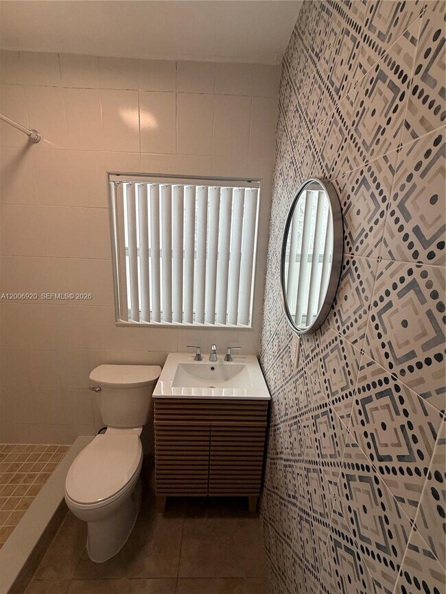 Building Photo - 2816 Pine Tree Dr