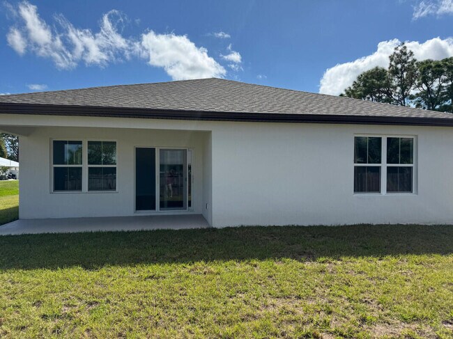 Building Photo - 1073 SW Benchor Ave