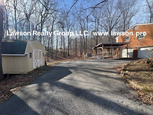 Building Photo - Peaceful Retreat with Outdoor Space-Botetourt County