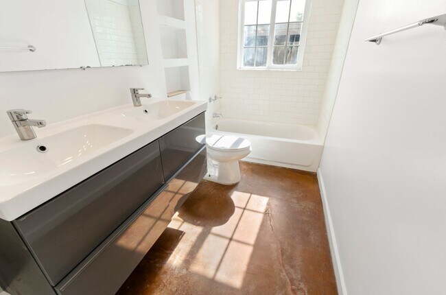 Building Photo - Waverly