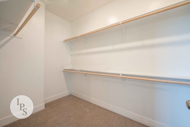 Building Photo - 2830 E Tamarind Dr