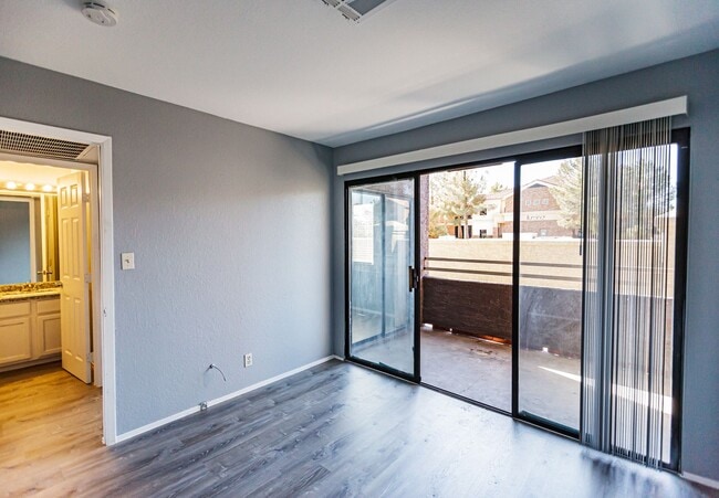 Building Photo - Downstairs Condo with Lots of Upgrades