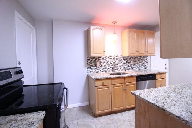 Building Photo - March FREE On This 3 Bedroom 2 Bath Duplex