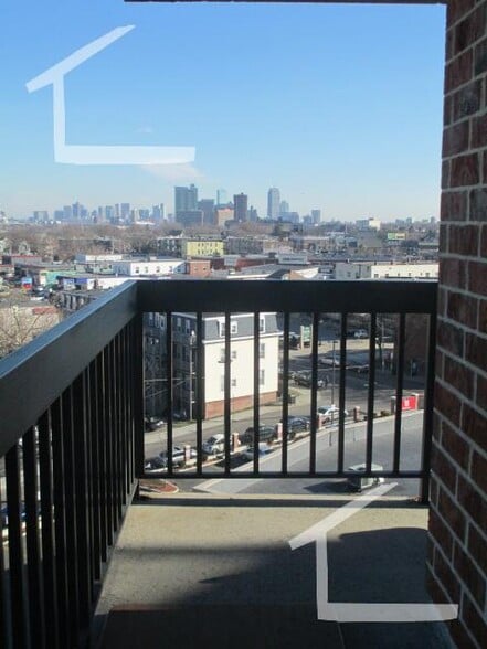 Building Photo - 15 N Beacon