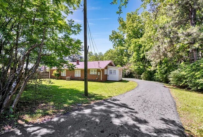 Building Photo - 4 bedroom 2 Bath - Available Now on Main A...