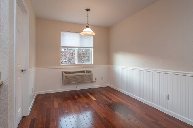 Building Photo - 233 Palmdale Ave