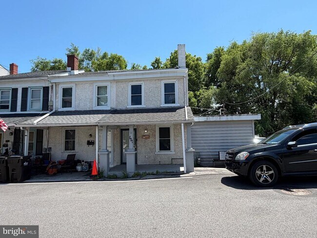 Building Photo - 681 Summit St