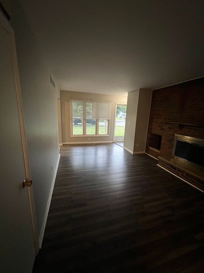 Building Photo - Beautiful 3 bedroom 1 bathroom Home (Section 8 Aproved)