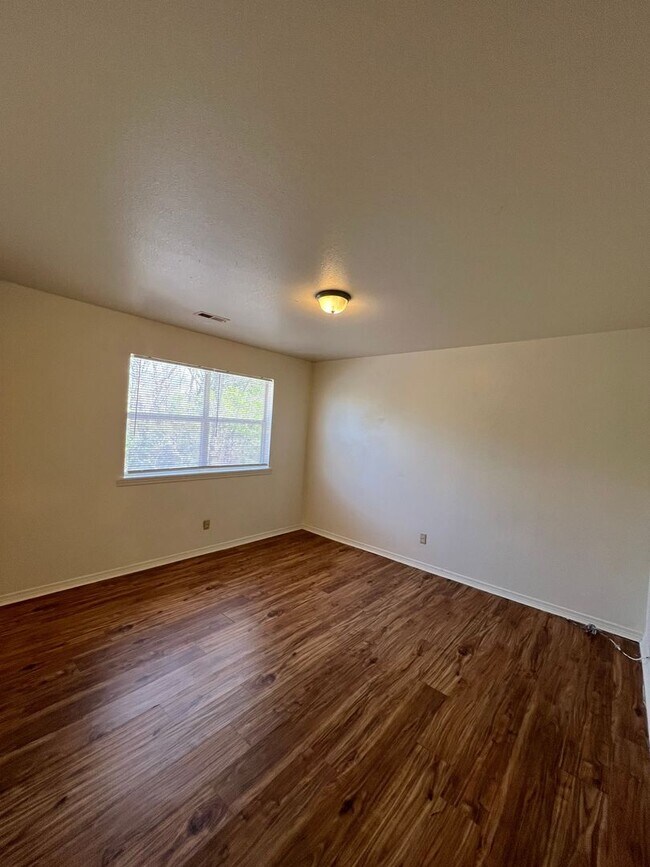 Building Photo - Top/2nd floor 2BR unit
