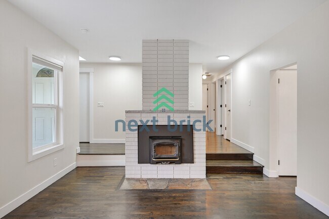 Building Photo - "Charming Bellevue 4-Bed Oasis with 2 Baths - Spacious 1560 Sq Ft Retreat!"