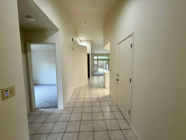 Building Photo - 620 Oriole Ave