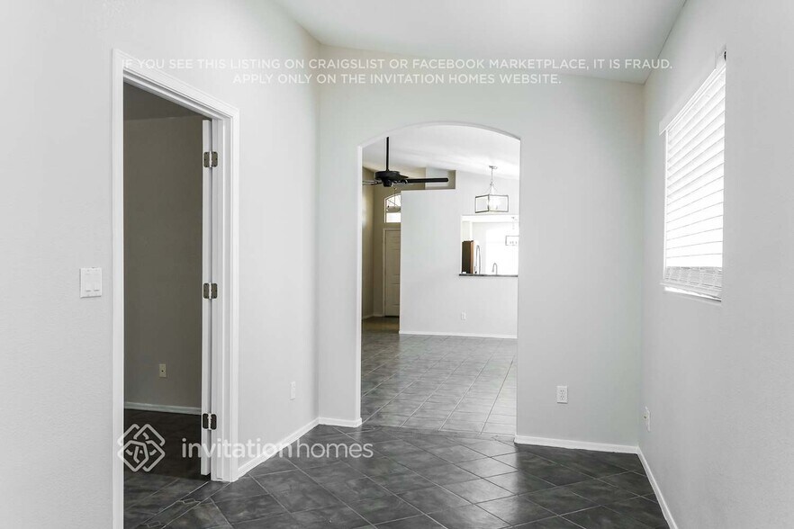 Building Photo - 2237 E Aire Libre Ave