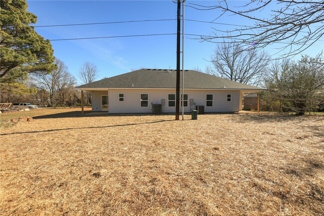 Building Photo - 655 N Genevieve Ave