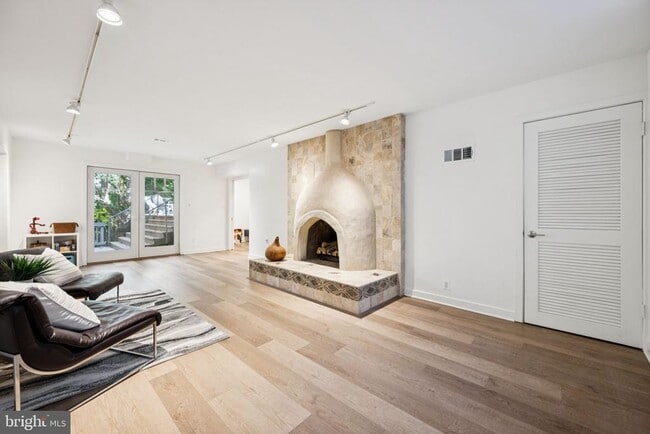 Building Photo - 6 Spring Hill Ct