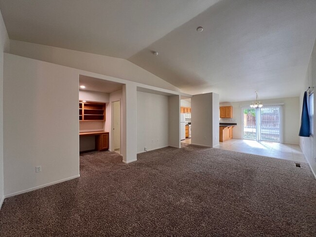 Building Photo - Centrally located 3 bedroom home in Fernley- 3 car garage