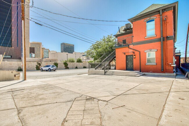 Building Photo - 702 Myrtle Ave