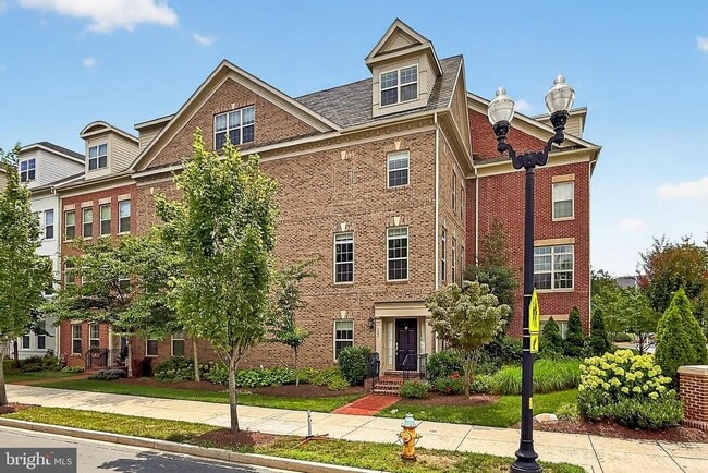 Primary Photo - 322 N George Mason Dr