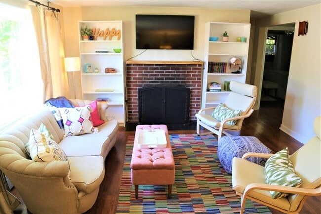Primary Photo - Charming 2 bed 1 bath Furnished, Utilities...