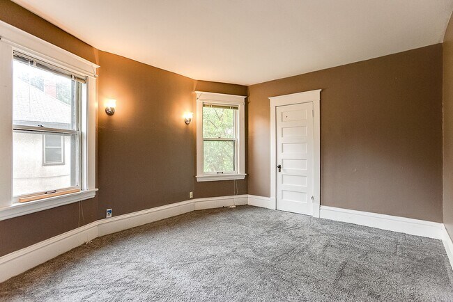 Building Photo - 1651 Minnehaha Ave W