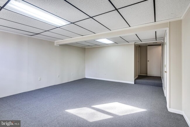 Building Photo - 8000 Green Tree Ct