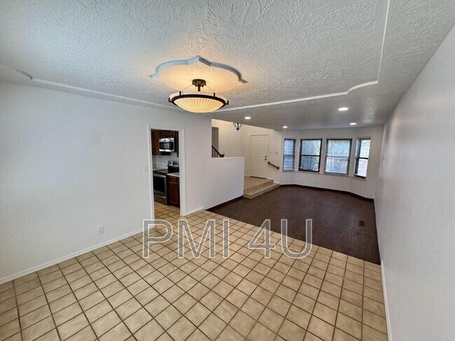 Building Photo - 10412 La Paz Dr
