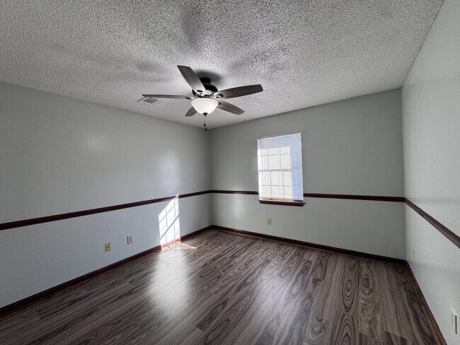 Building Photo - 111 Rainbow Ave