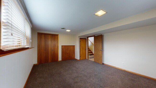 Building Photo - 4 Bedroom, 2 Bathroom Split Level Home