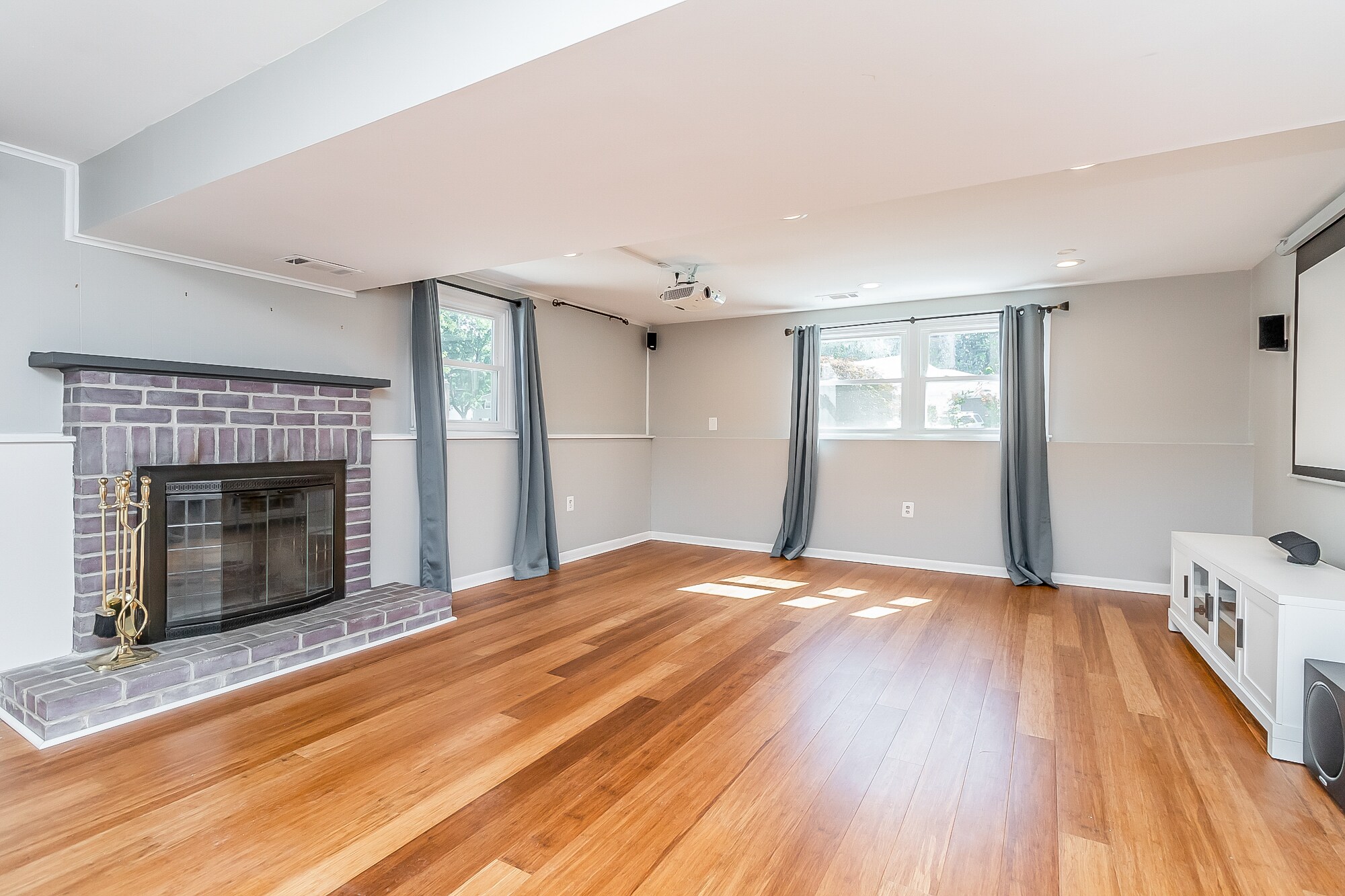 Huge downstairs living room w fireplace - 8727 Valleyfield Rd