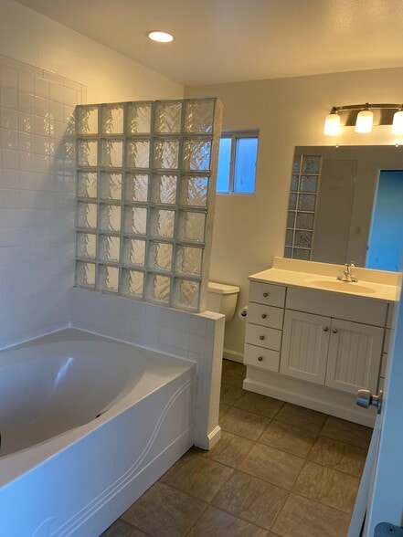 Primary ensuite bath - 202 David Dr