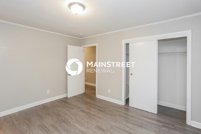 Building Photo - 3 Bedroom Pet-Friendly Home in Charlotte, NC with Main Street Renewal