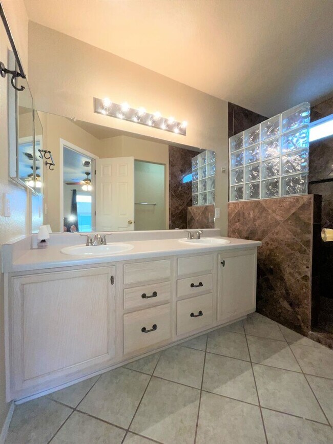 Building Photo - Pool and spa with Mountain views