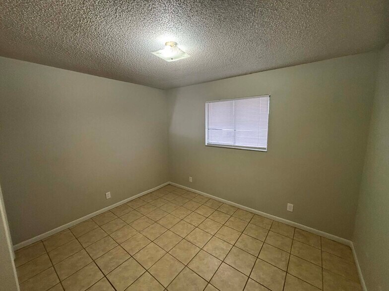 Building Photo - 3844 NW Huntsboro St