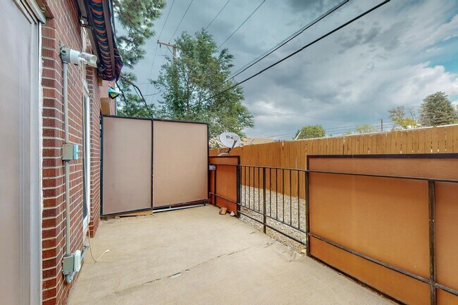 Building Photo - 1100 Alvarado Dr SE