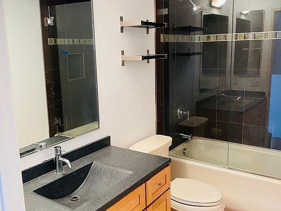 Building Photo - "Charming La Jolla Retreat: Cozy 2-Bedroom...