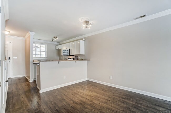Building Photo - Charming Townhome in Sought-After Williams...