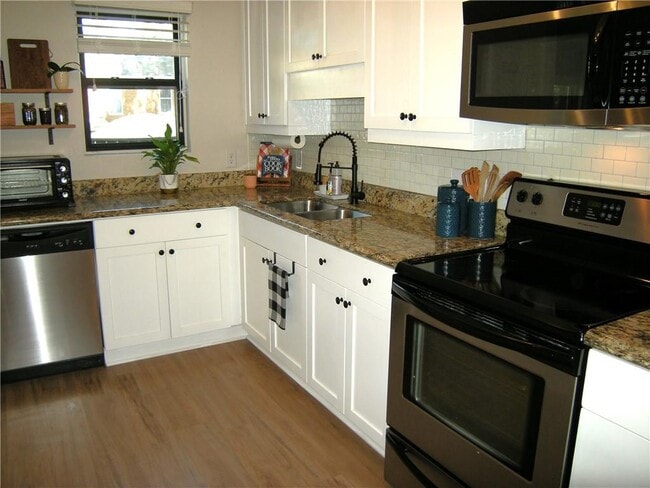 Building Photo - 125 N River Dr