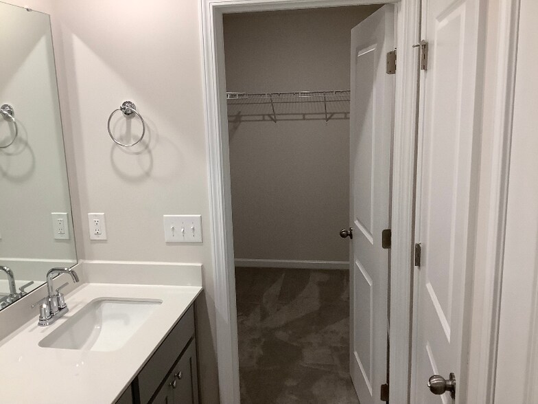 Building Photo - 132 Plumtree Ct